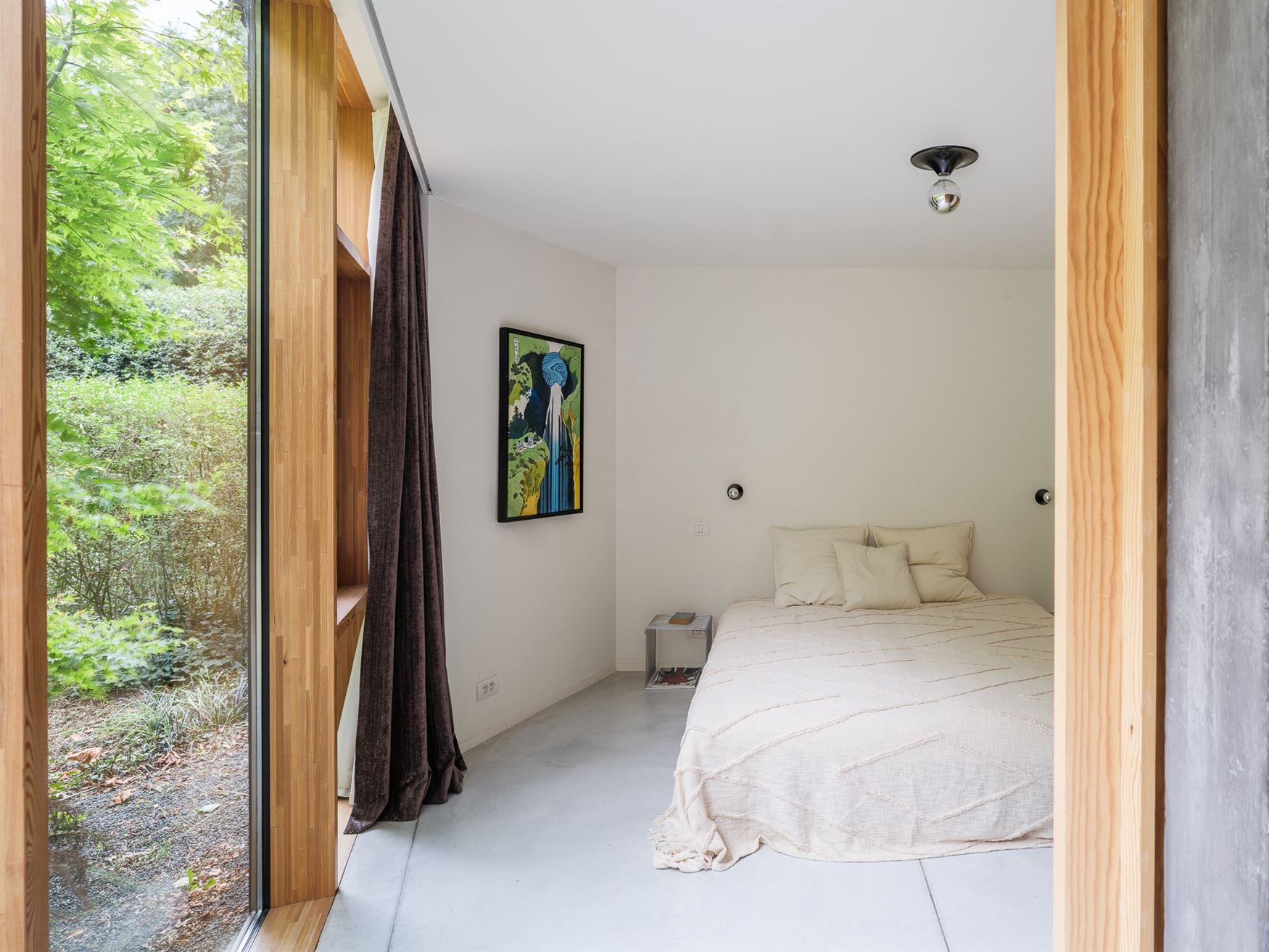 Op de grens met Sint-Martens-Latem ligt deze karaktervolle villa op een prachtig perceel van 1.311 m². Gebouwd in 1999, grondig gerenoveerd en in 201...