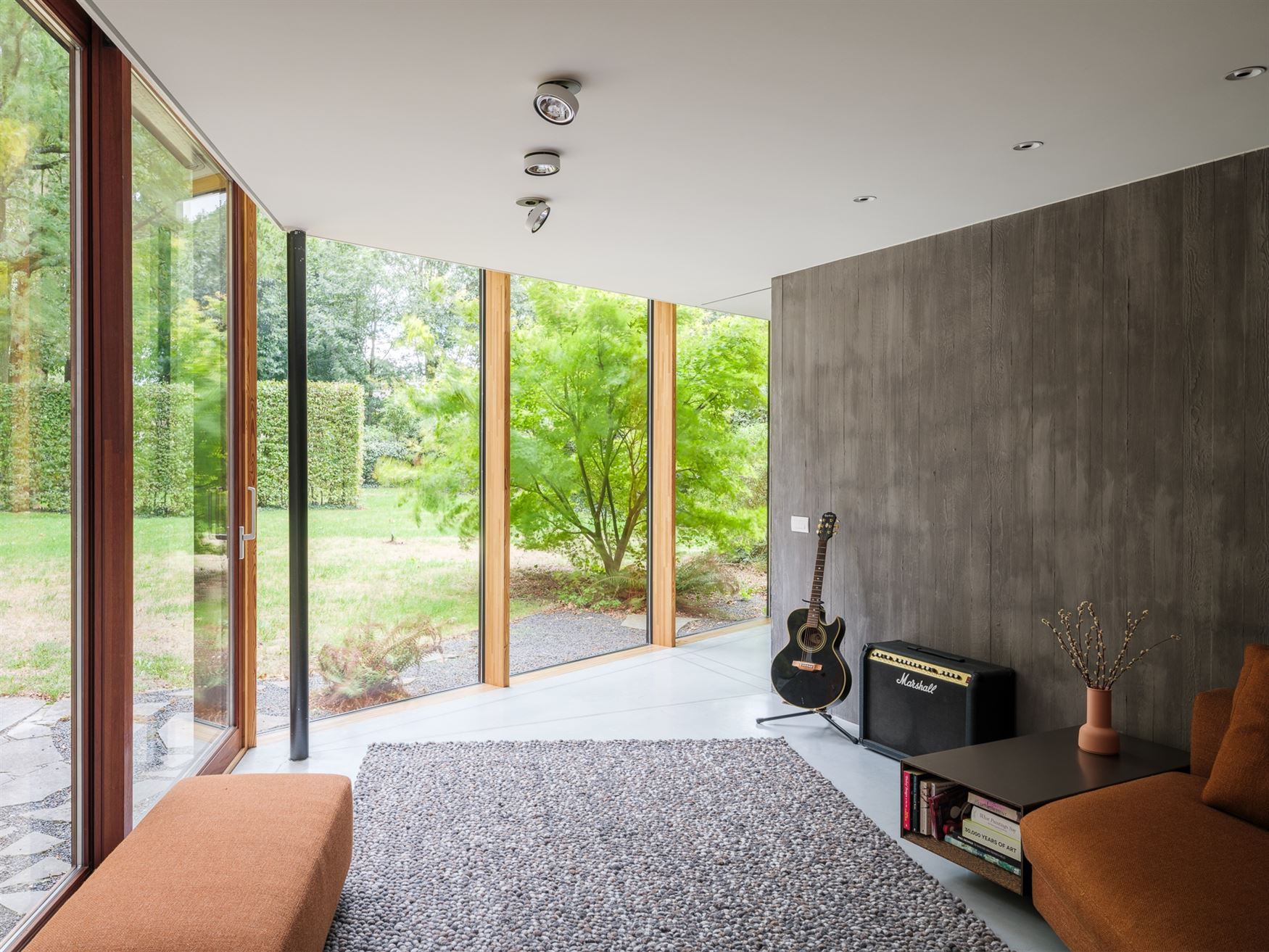 Op de grens met Sint-Martens-Latem ligt deze karaktervolle villa op een prachtig perceel van 1.311 m². Gebouwd in 1999, grondig gerenoveerd en in 201...