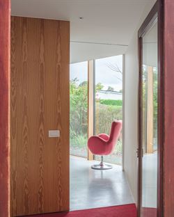 Op de grens met Sint-Martens-Latem ligt deze karaktervolle villa op een prachtig perceel van 1.311 m². Gebouwd in 1999, grondig gerenoveerd en in 201...