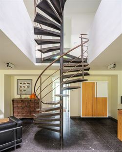 Op de grens met Sint-Martens-Latem ligt deze karaktervolle villa op een prachtig perceel van 1.311 m². Gebouwd in 1999, grondig gerenoveerd en in 201...