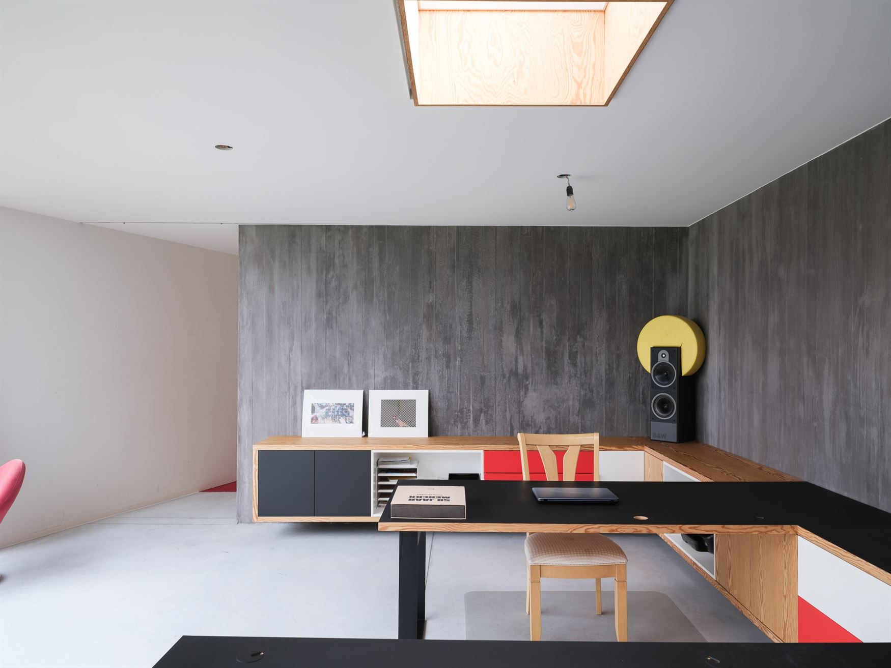 Op de grens met Sint-Martens-Latem ligt deze karaktervolle villa op een prachtig perceel van 1.311 m². Gebouwd in 1999, grondig gerenoveerd en in 201...