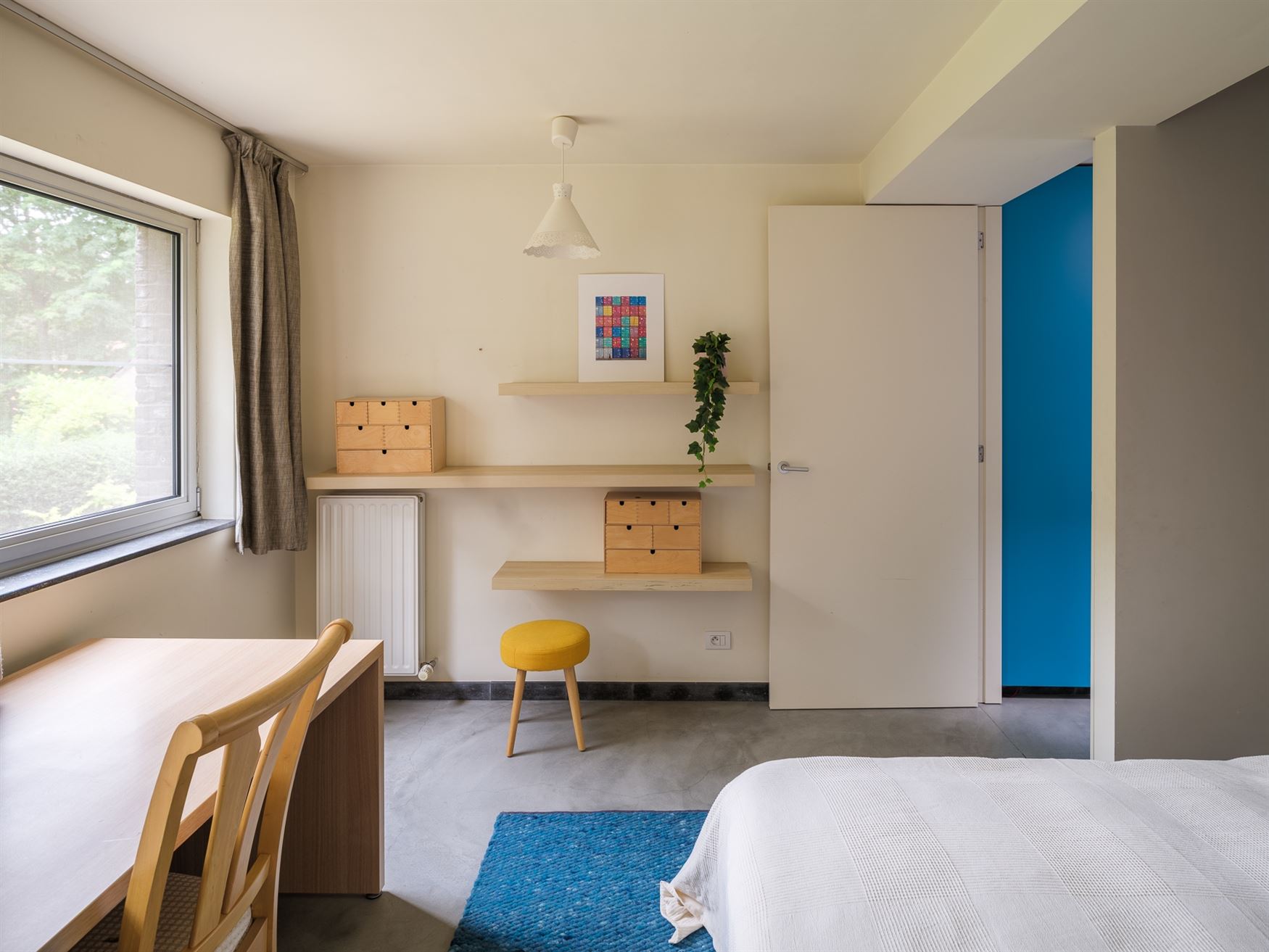 Op de grens met Sint-Martens-Latem ligt deze karaktervolle villa op een prachtig perceel van 1.311 m². Gebouwd in 1999, grondig gerenoveerd en in 201...
