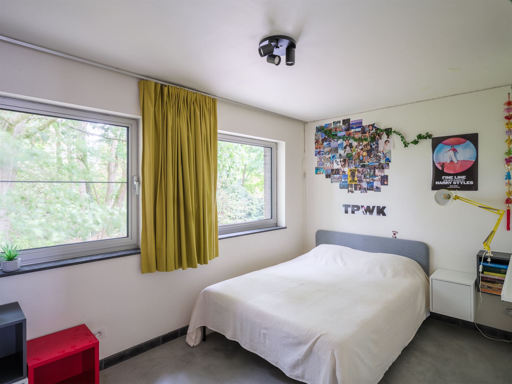 Op de grens met Sint-Martens-Latem ligt deze karaktervolle villa op een prachtig perceel van 1.311 m². Gebouwd in 1999, grondig gerenoveerd en in 201...