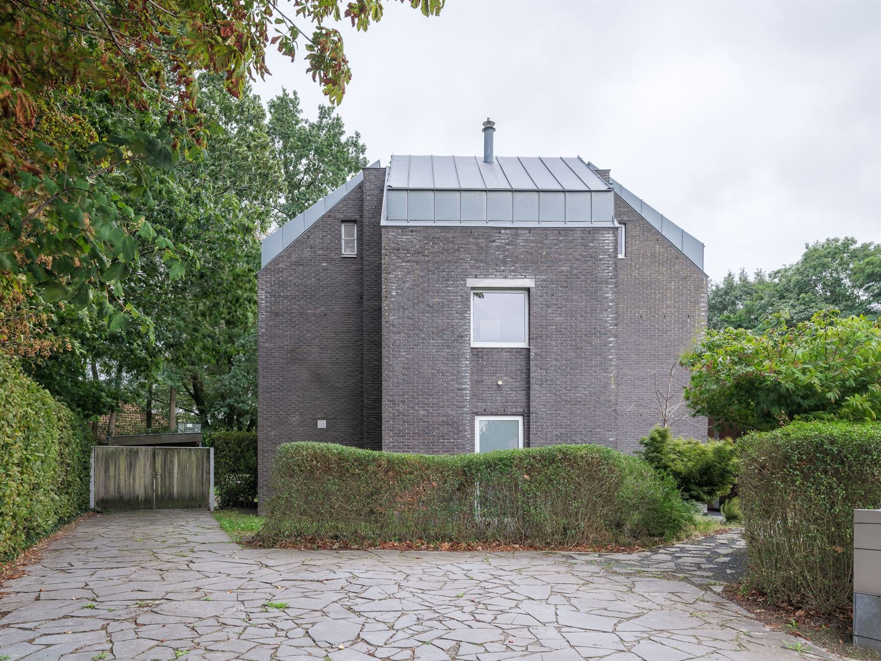 Op de grens met Sint-Martens-Latem ligt deze karaktervolle villa op een prachtig perceel van 1.311 m². Gebouwd in 1999, grondig gerenoveerd en in 201...