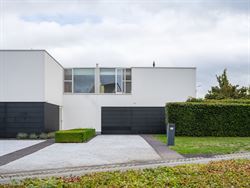 Een woning waar design en warmte perfect in balans zijn. Vanaf de inkomhal zetten de strakke lijnen, pivoterende deuren en verfijnde afwerking de toon...