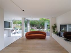 Een woning waar design en warmte perfect in balans zijn. Vanaf de inkomhal zetten de strakke lijnen, pivoterende deuren en verfijnde afwerking de toon...