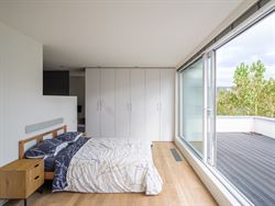 Een woning waar design en warmte perfect in balans zijn. Vanaf de inkomhal zetten de strakke lijnen, pivoterende deuren en verfijnde afwerking de toon...