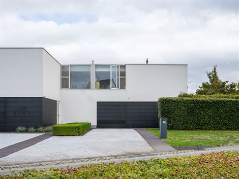 Een woning waar design en warmte perfect in balans zijn. Vanaf de inkomhal zetten de strakke lijnen, pivoterende deuren en verfijnde afwerking de toon...