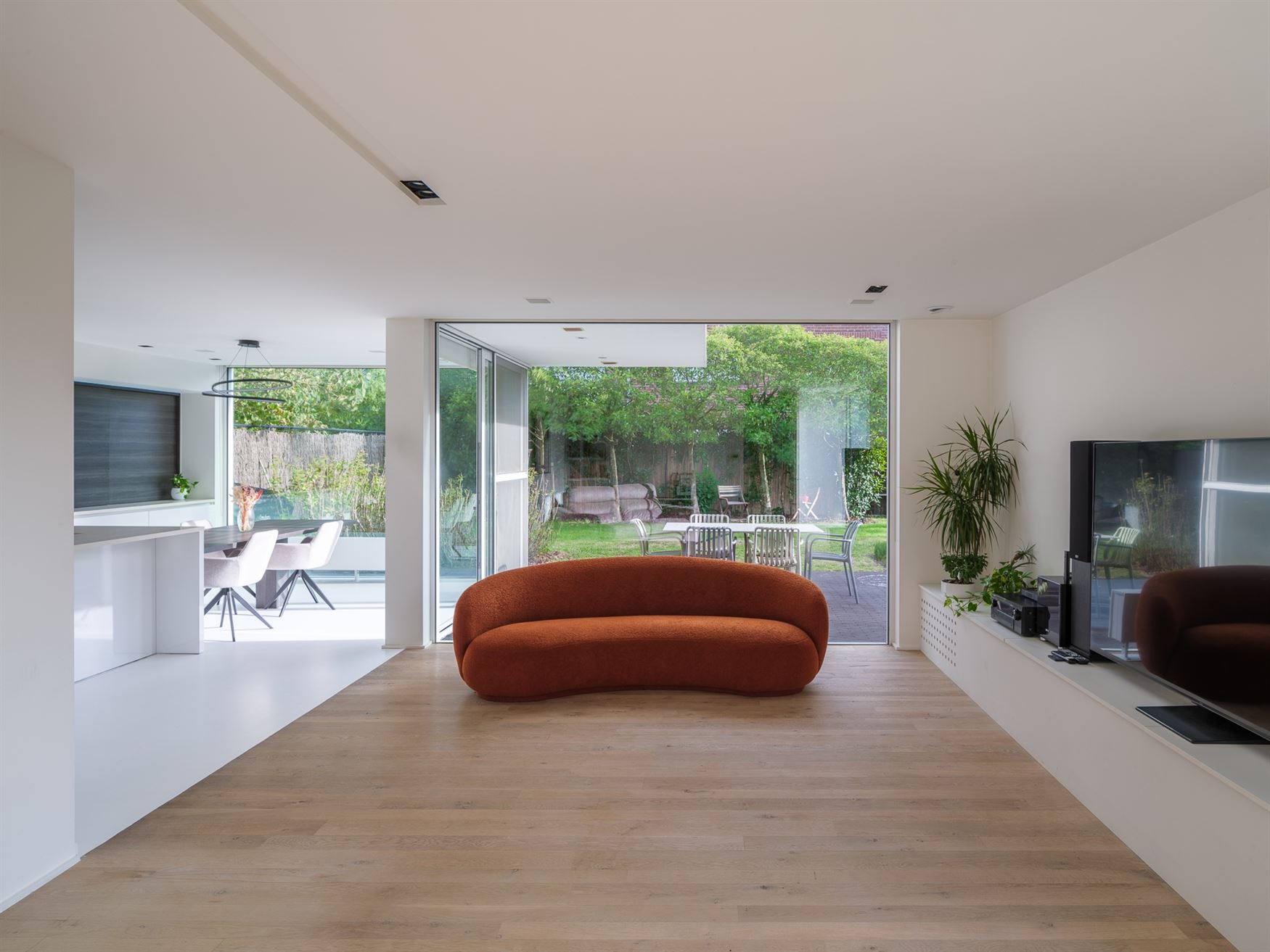 Een woning waar design en warmte perfect in balans zijn. Vanaf de inkomhal zetten de strakke lijnen, pivoterende deuren en verfijnde afwerking de toon...