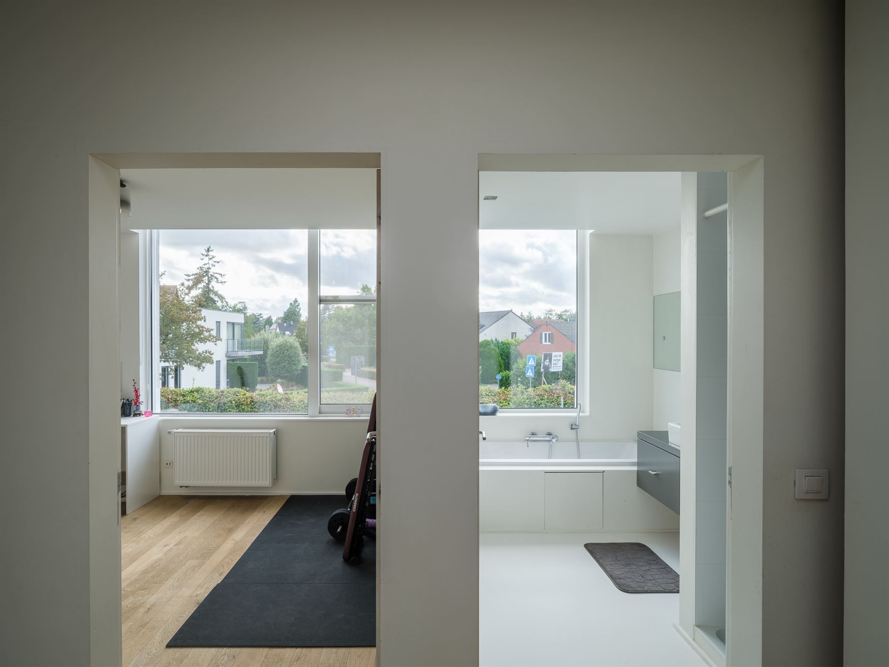 Een woning waar design en warmte perfect in balans zijn. Vanaf de inkomhal zetten de strakke lijnen, pivoterende deuren en verfijnde afwerking de toon...