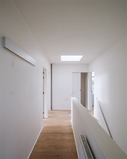 Een woning waar design en warmte perfect in balans zijn. Vanaf de inkomhal zetten de strakke lijnen, pivoterende deuren en verfijnde afwerking de toon...
