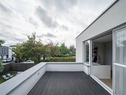 Een woning waar design en warmte perfect in balans zijn. Vanaf de inkomhal zetten de strakke lijnen, pivoterende deuren en verfijnde afwerking de toon...