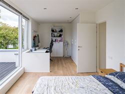Een woning waar design en warmte perfect in balans zijn. Vanaf de inkomhal zetten de strakke lijnen, pivoterende deuren en verfijnde afwerking de toon...