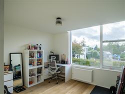 Een woning waar design en warmte perfect in balans zijn. Vanaf de inkomhal zetten de strakke lijnen, pivoterende deuren en verfijnde afwerking de toon...