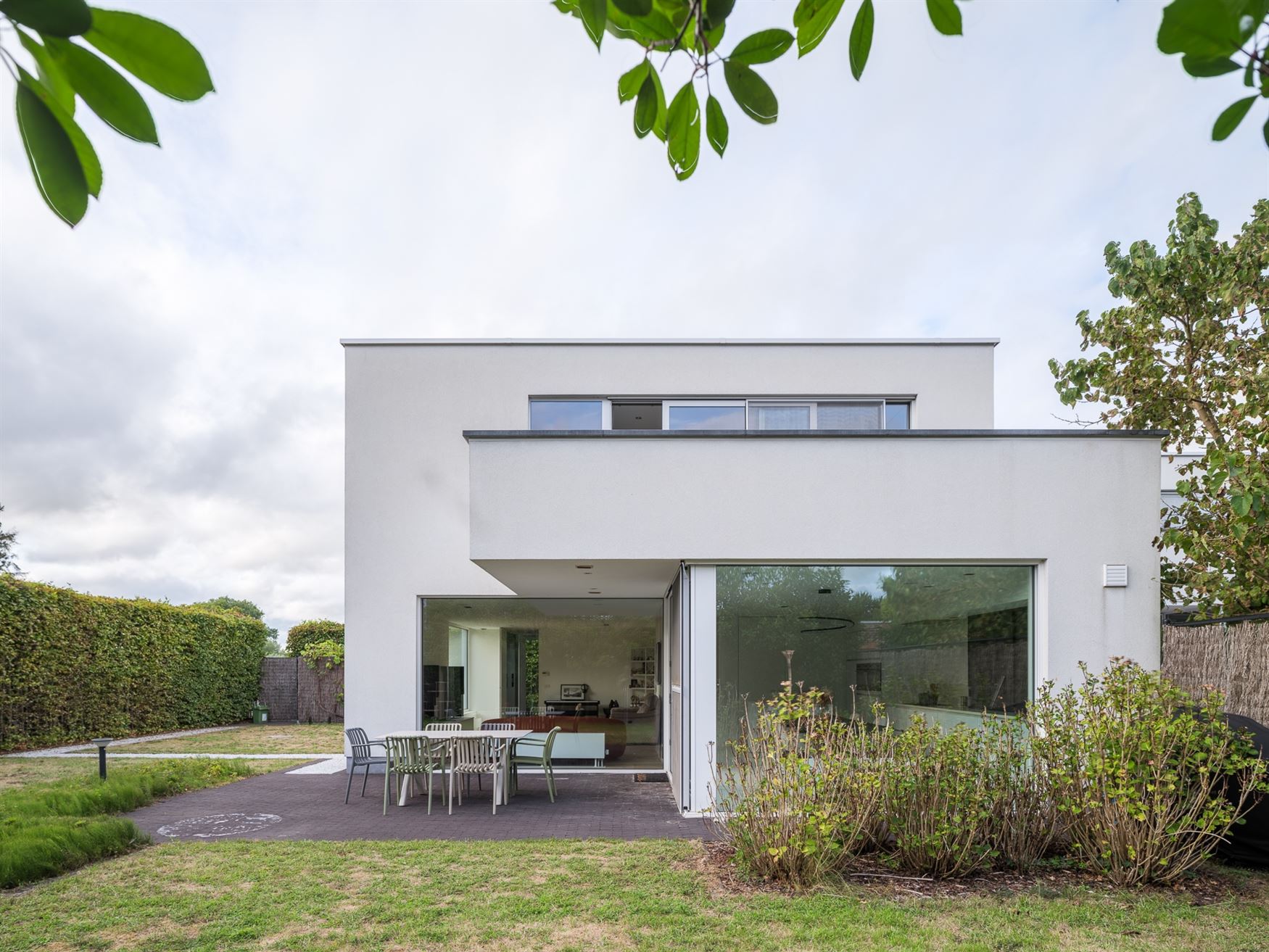 Een woning waar design en warmte perfect in balans zijn. Vanaf de inkomhal zetten de strakke lijnen, pivoterende deuren en verfijnde afwerking de toon...