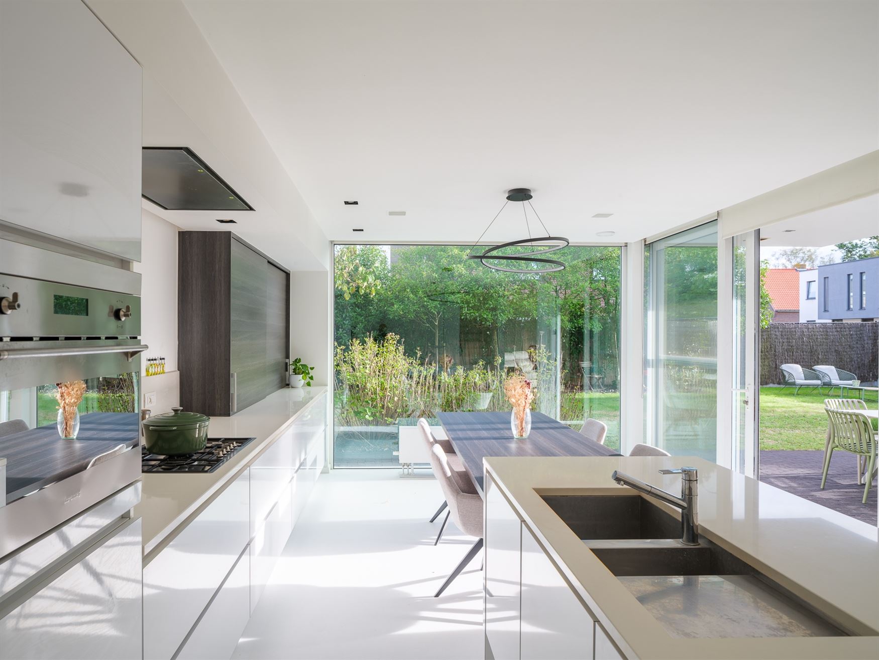 Een woning waar design en warmte perfect in balans zijn. Vanaf de inkomhal zetten de strakke lijnen, pivoterende deuren en verfijnde afwerking de toon...