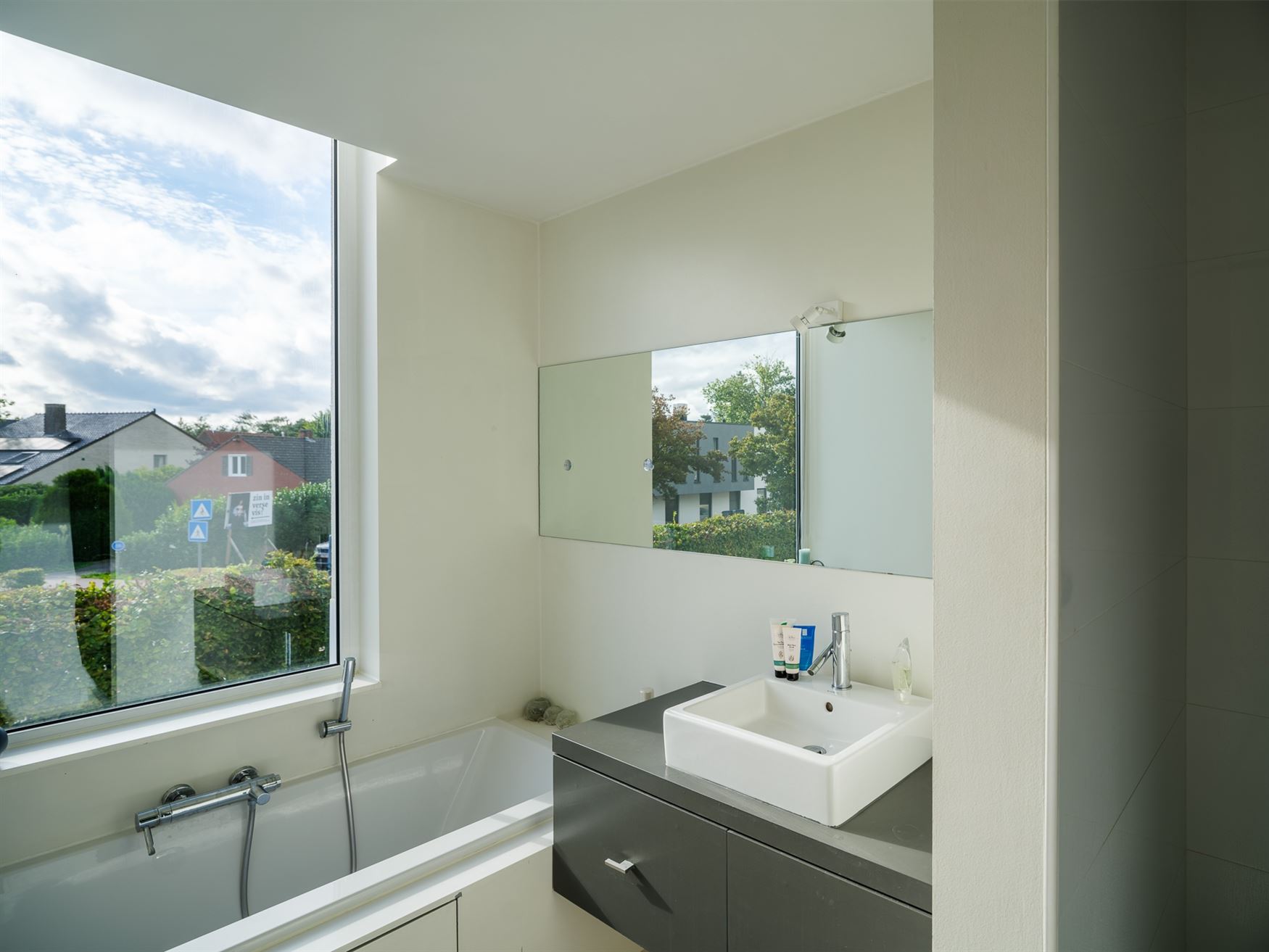 Een woning waar design en warmte perfect in balans zijn. Vanaf de inkomhal zetten de strakke lijnen, pivoterende deuren en verfijnde afwerking de toon...