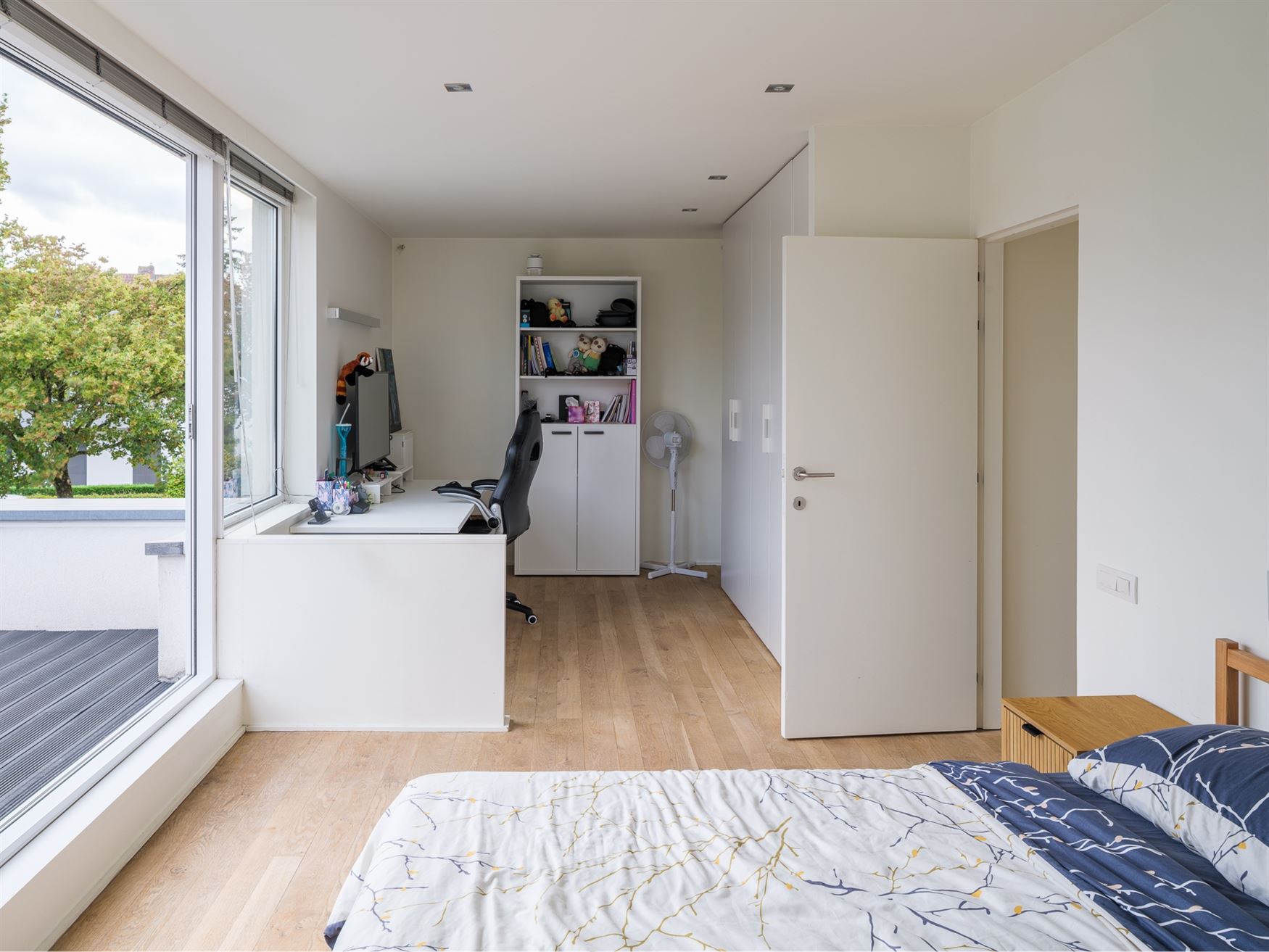 Een woning waar design en warmte perfect in balans zijn. Vanaf de inkomhal zetten de strakke lijnen, pivoterende deuren en verfijnde afwerking de toon...