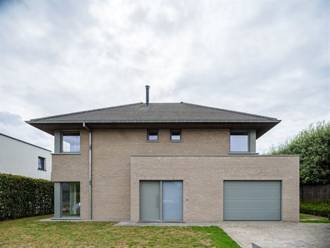 Een huis dat gemaakt is voor het gezinsleven. Met 218 m² woonoppervlakte, een open leefruimte en een fijne tuin met veel privacy biedt deze woning vo...