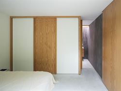 Op de grens met Sint-Martens-Latem ligt deze karaktervolle villa op een prachtig perceel van 1.311 m². Gebouwd in 1999, grondig gerenoveerd en in 201...