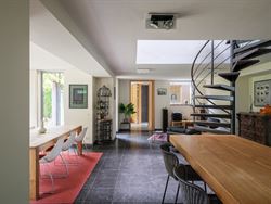 Op de grens met Sint-Martens-Latem ligt deze karaktervolle villa op een prachtig perceel van 1.311 m². Gebouwd in 1999, grondig gerenoveerd en in 201...