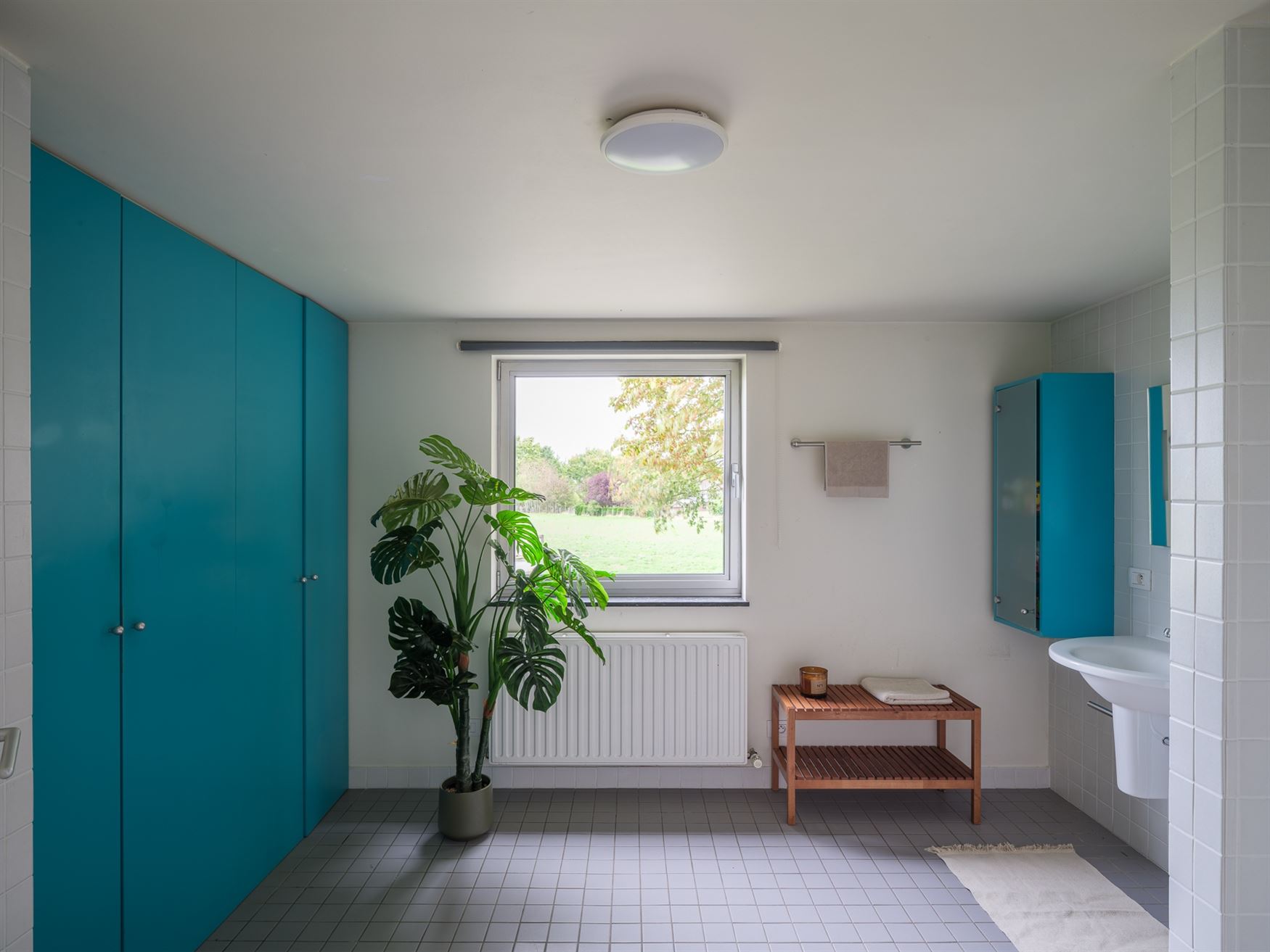 Op de grens met Sint-Martens-Latem ligt deze karaktervolle villa op een prachtig perceel van 1.311 m². Gebouwd in 1999, grondig gerenoveerd en in 201...