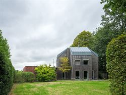 Op de grens met Sint-Martens-Latem ligt deze karaktervolle villa op een prachtig perceel van 1.311 m². Gebouwd in 1999, grondig gerenoveerd en in 201...