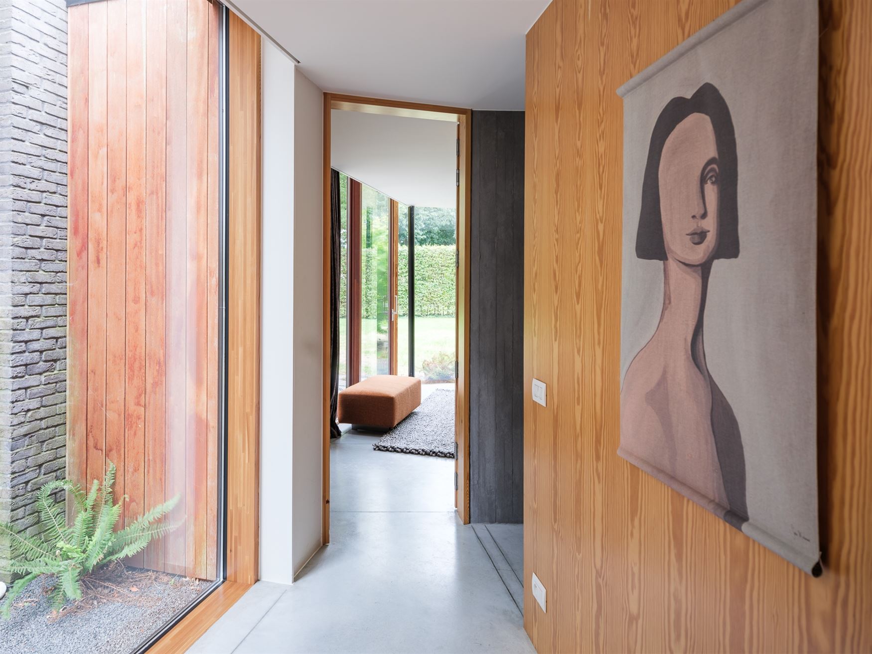Op de grens met Sint-Martens-Latem ligt deze karaktervolle villa op een prachtig perceel van 1.311 m². Gebouwd in 1999, grondig gerenoveerd en in 201...
