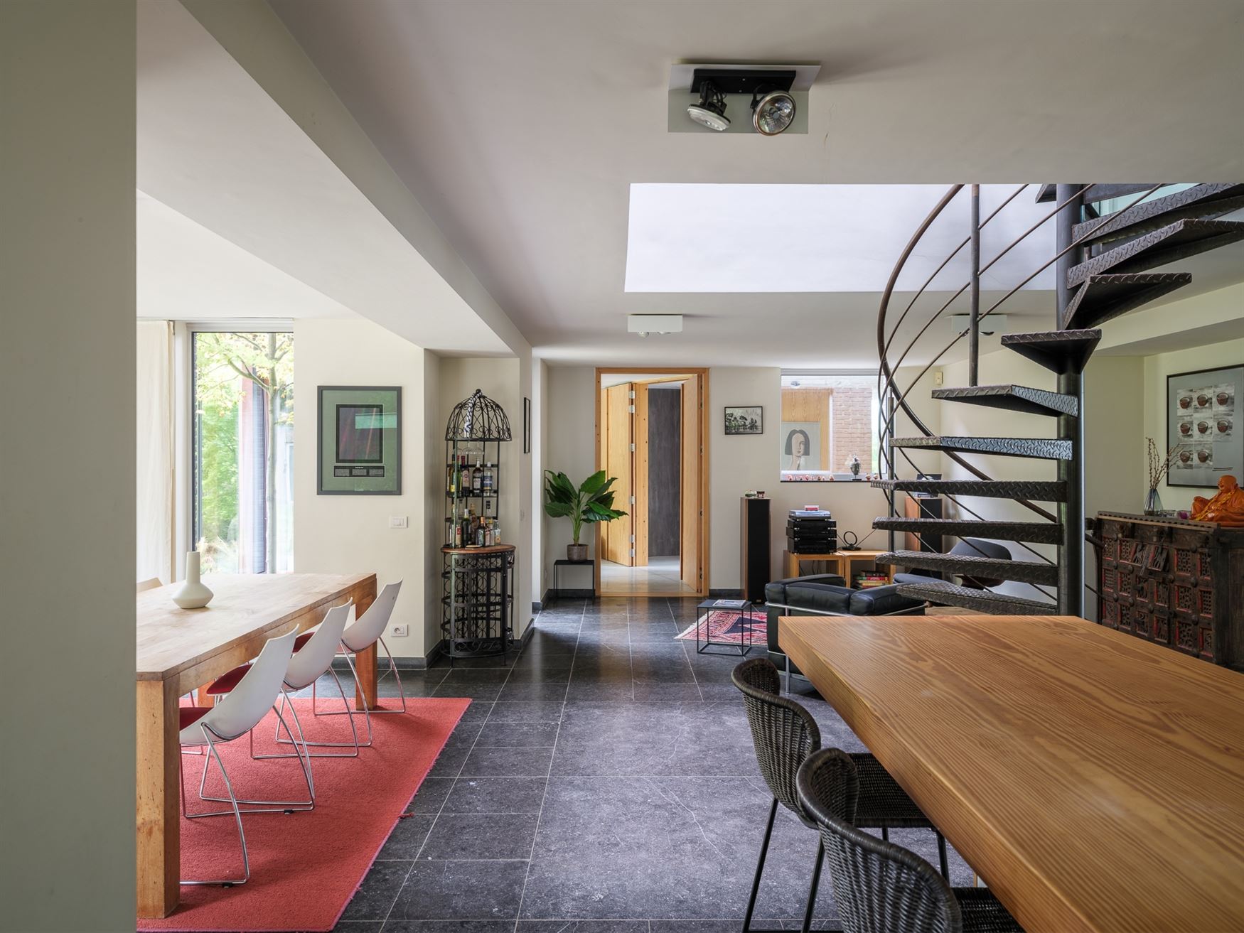Op de grens met Sint-Martens-Latem ligt deze karaktervolle villa op een prachtig perceel van 1.311 m². Gebouwd in 1999, grondig gerenoveerd en in 201...
