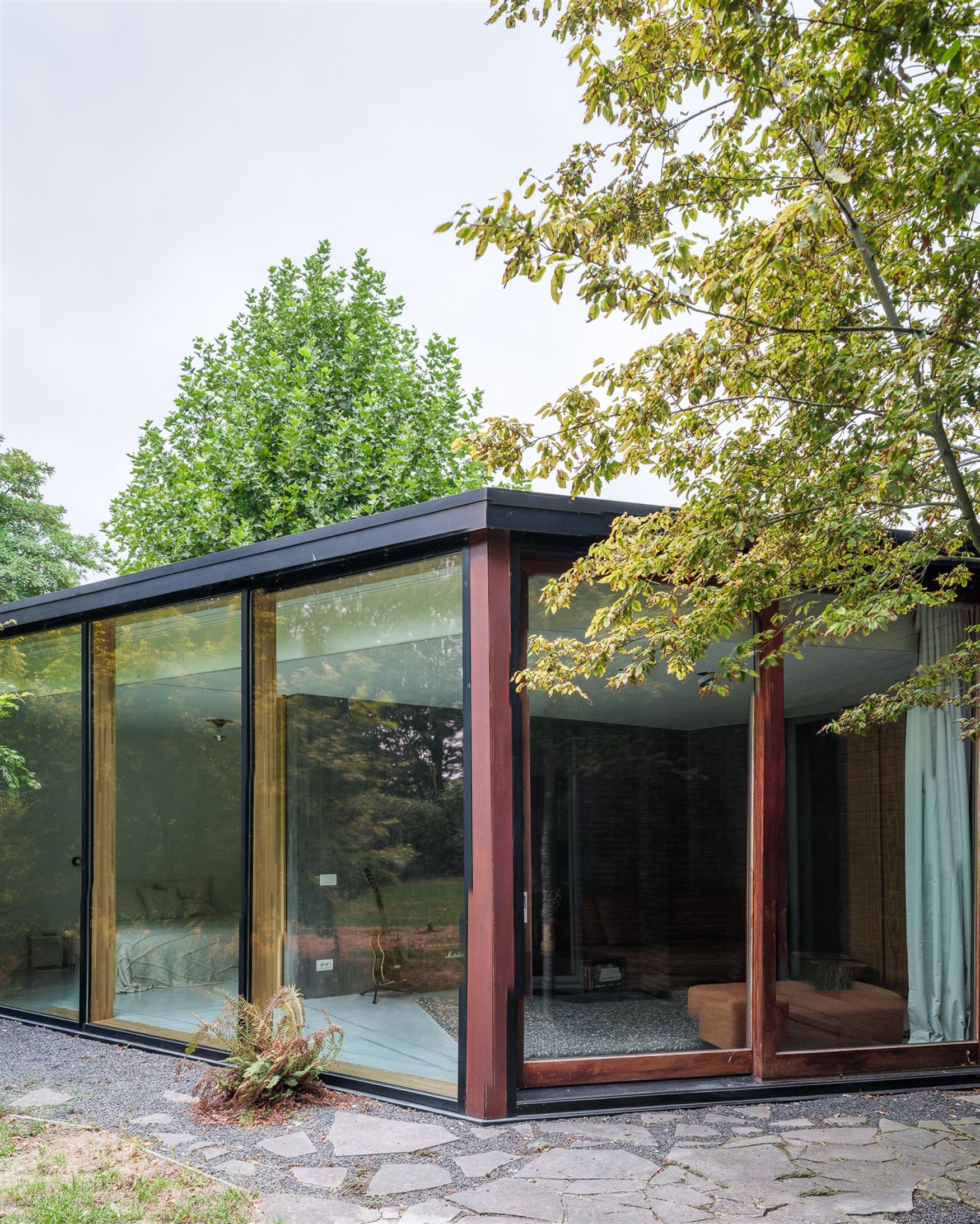 Op de grens met Sint-Martens-Latem ligt deze karaktervolle villa op een prachtig perceel van 1.311 m². Gebouwd in 1999, grondig gerenoveerd en in 201...