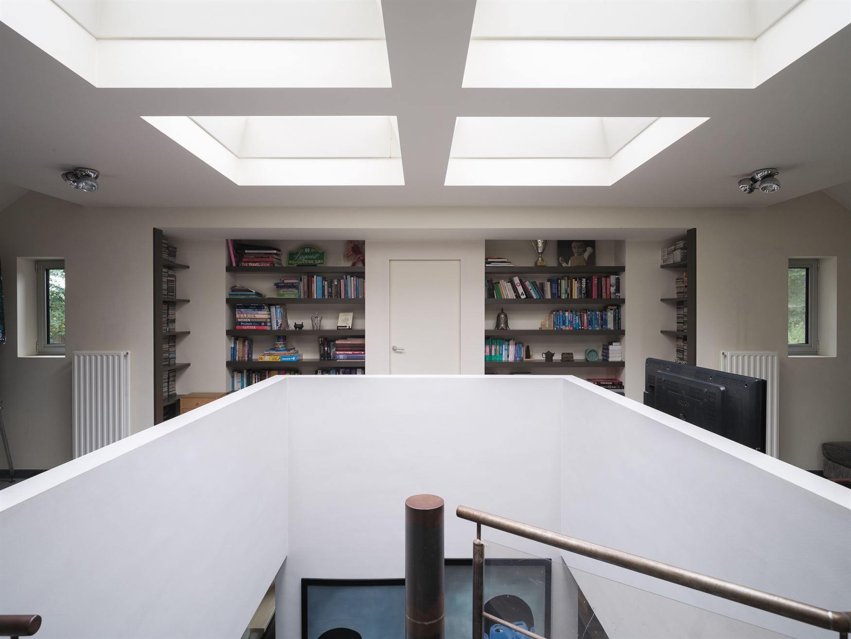 Op de grens met Sint-Martens-Latem ligt deze karaktervolle villa op een prachtig perceel van 1.311 m². Gebouwd in 1999, grondig gerenoveerd en in 201...