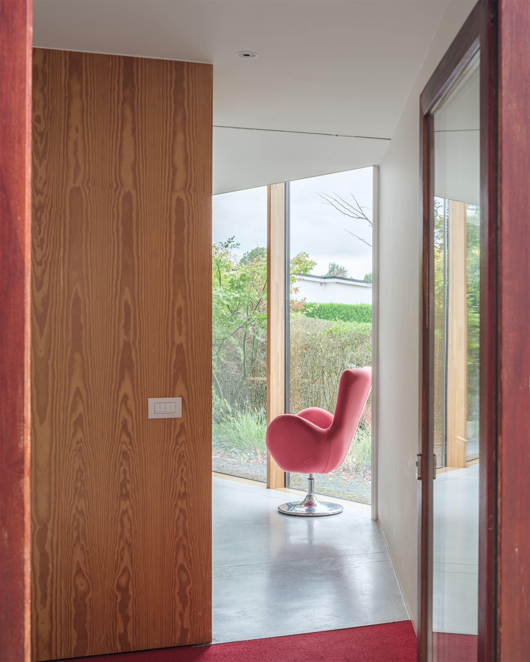 Op de grens met Sint-Martens-Latem ligt deze karaktervolle villa op een prachtig perceel van 1.311 m². Gebouwd in 1999, grondig gerenoveerd en in 201...