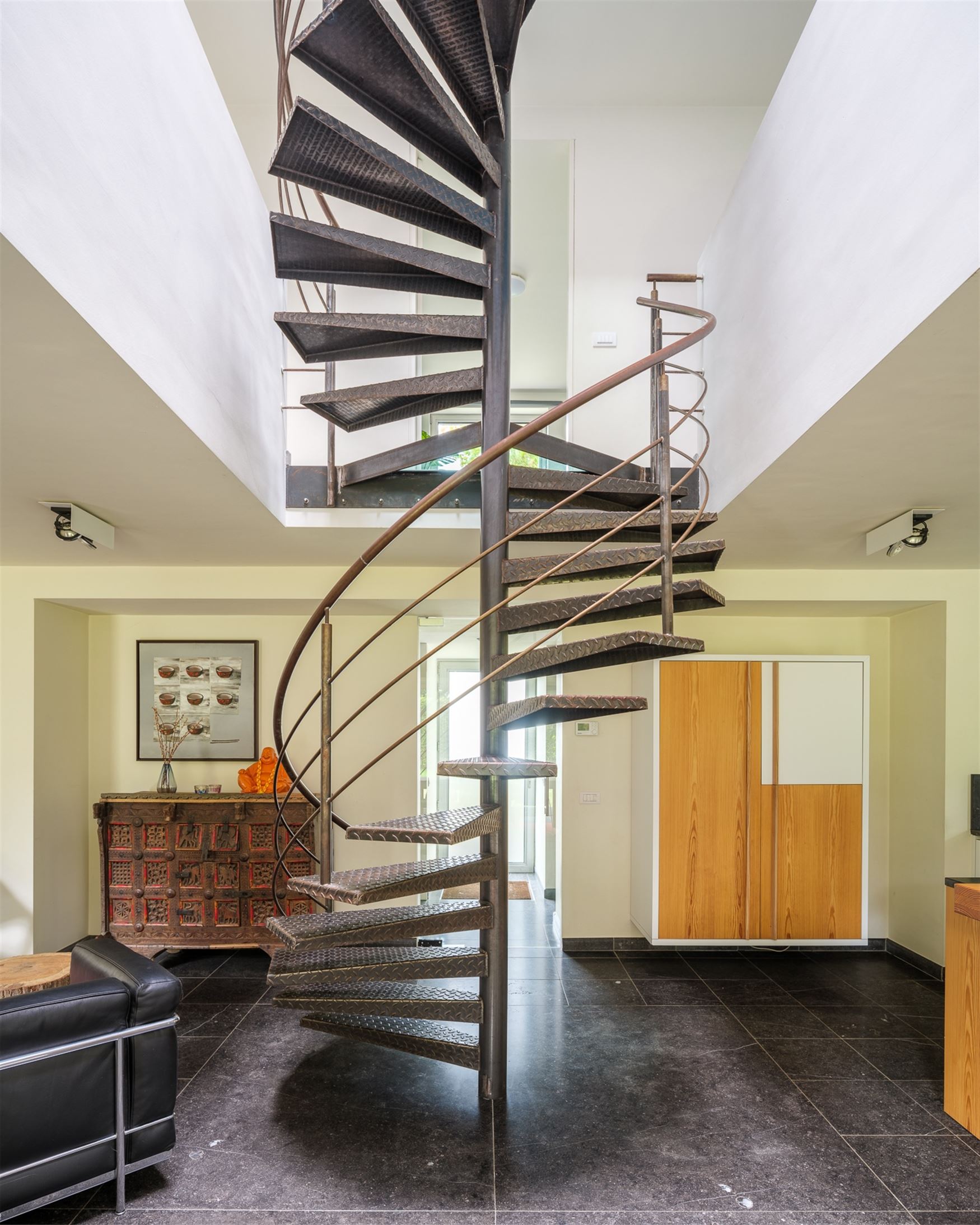 Op de grens met Sint-Martens-Latem ligt deze karaktervolle villa op een prachtig perceel van 1.311 m². Gebouwd in 1999, grondig gerenoveerd en in 201...