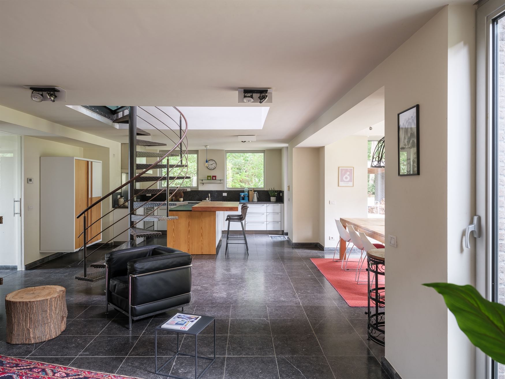 Op de grens met Sint-Martens-Latem ligt deze karaktervolle villa op een prachtig perceel van 1.311 m². Gebouwd in 1999, grondig gerenoveerd en in 201...