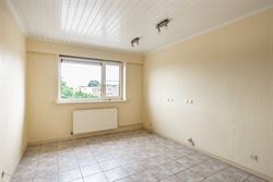 Drie slaapkamers, een royaal ruimtegevoel én de tram naar Gent op wandelafstand. Dit appartement in Zwijnaarde biedt veel meer dan de buitenkant doet...