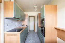 Drie slaapkamers, een royaal ruimtegevoel én de tram naar Gent op wandelafstand. Dit appartement in Zwijnaarde biedt veel meer dan de buitenkant doet...