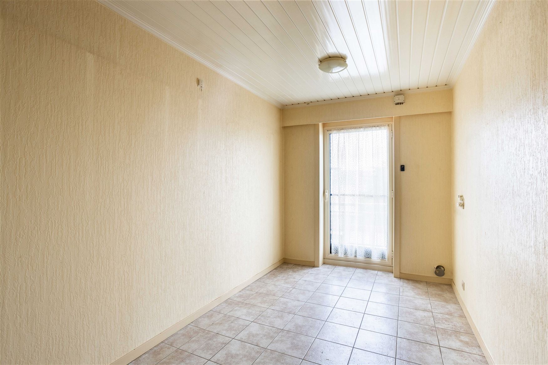 Drie slaapkamers, een royaal ruimtegevoel én de tram naar Gent op wandelafstand. Dit appartement in Zwijnaarde biedt veel meer dan de buitenkant doet...