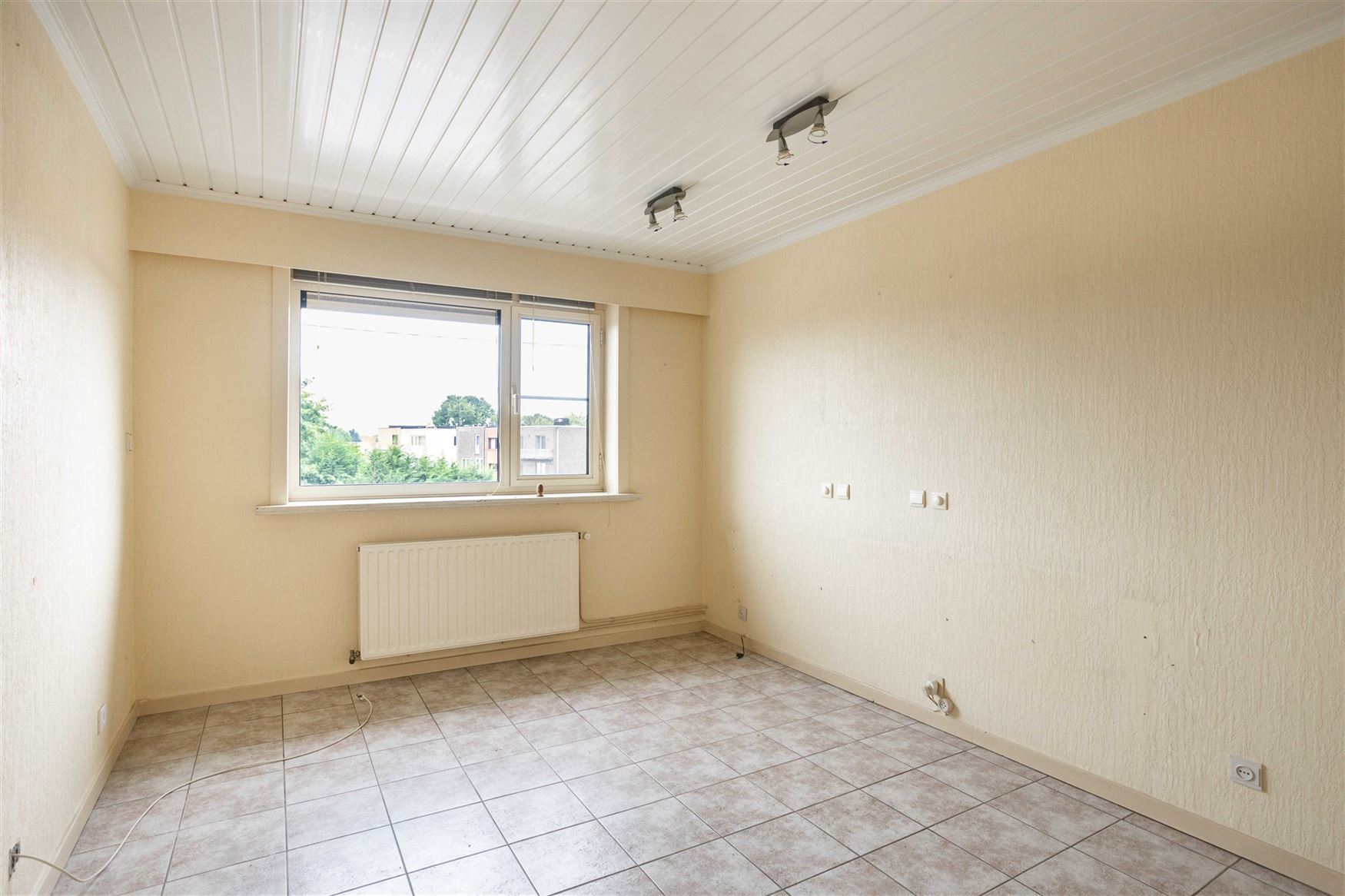 Drie slaapkamers, een royaal ruimtegevoel én de tram naar Gent op wandelafstand. Dit appartement in Zwijnaarde biedt veel meer dan de buitenkant doet...