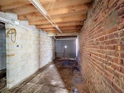 Wie ruimte, rust én renovatiepotentieel zoekt, vindt in de Maagdenstraat 63 in Ronse een bijzonder interessante basis. Rustig gelegen nabij het Muzie...