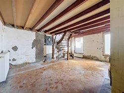 Wie ruimte, rust én renovatiepotentieel zoekt, vindt in de Maagdenstraat 63 in Ronse een bijzonder interessante basis. Rustig gelegen nabij het Muzie...