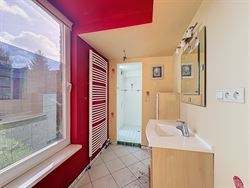 Wie ruimte, rust én renovatiepotentieel zoekt, vindt in de Maagdenstraat 63 in Ronse een bijzonder interessante basis. Rustig gelegen nabij het Muzie...
