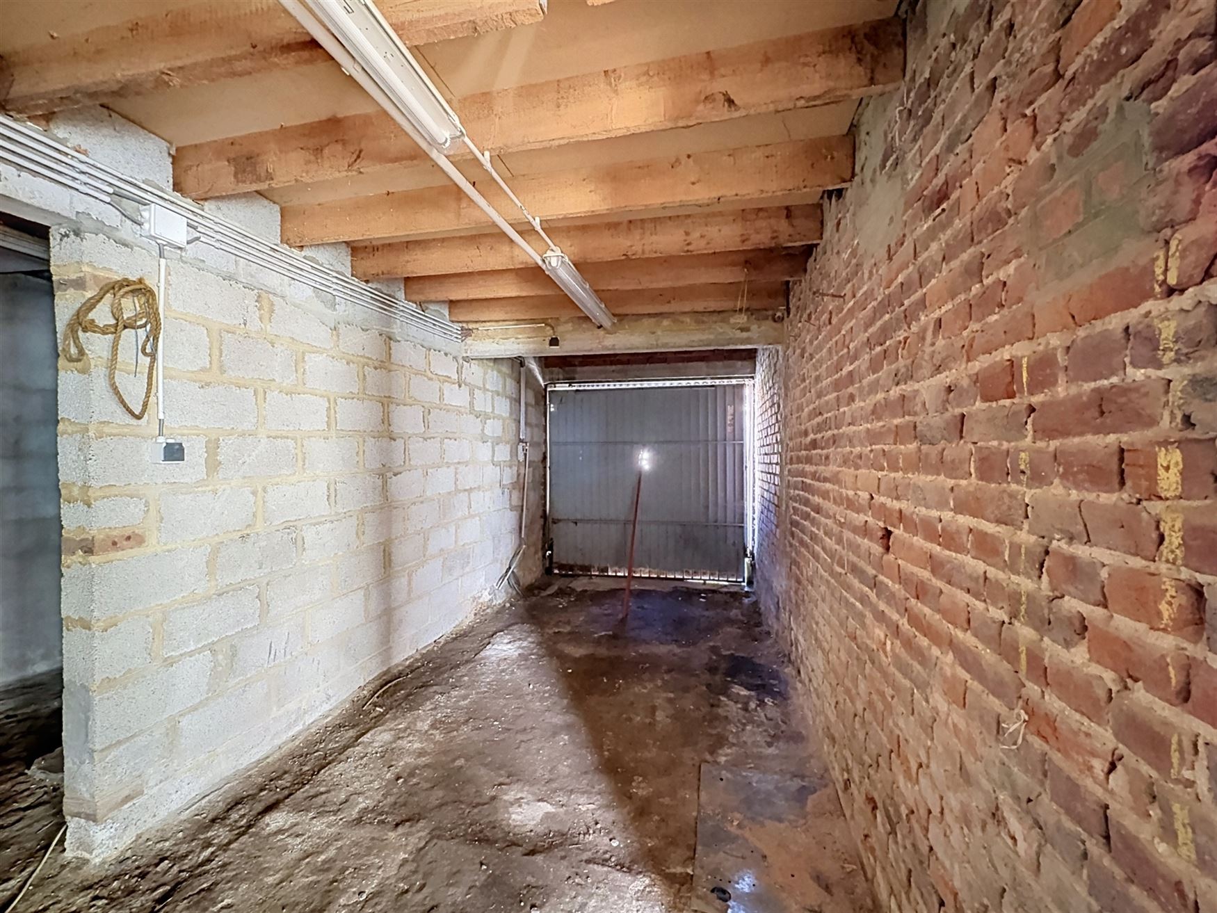 Wie ruimte, rust én renovatiepotentieel zoekt, vindt in de Maagdenstraat 63 in Ronse een bijzonder interessante basis. Rustig gelegen nabij het Muzie...