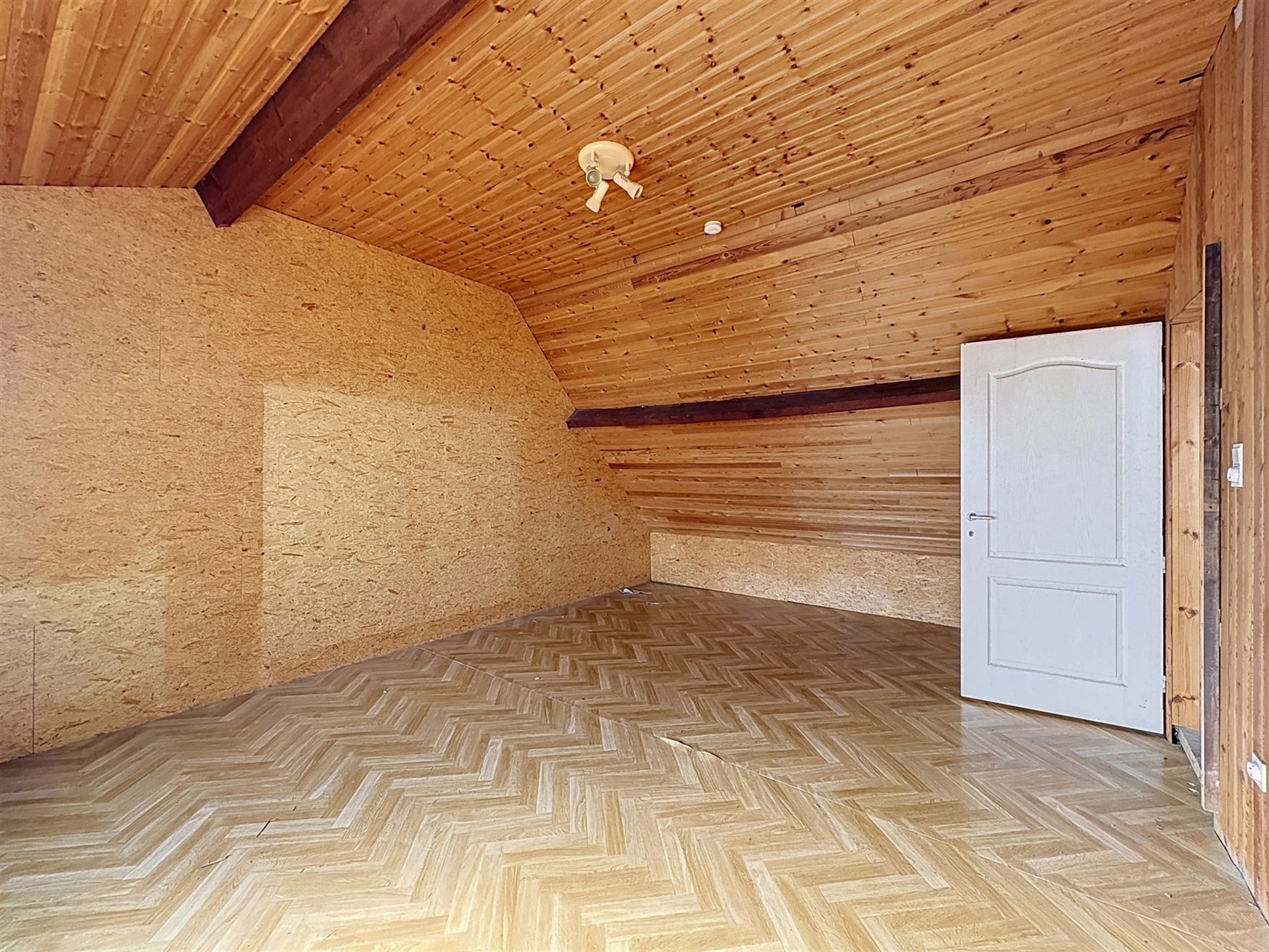 Wie ruimte, rust én renovatiepotentieel zoekt, vindt in de Maagdenstraat 63 in Ronse een bijzonder interessante basis. Rustig gelegen nabij het Muzie...