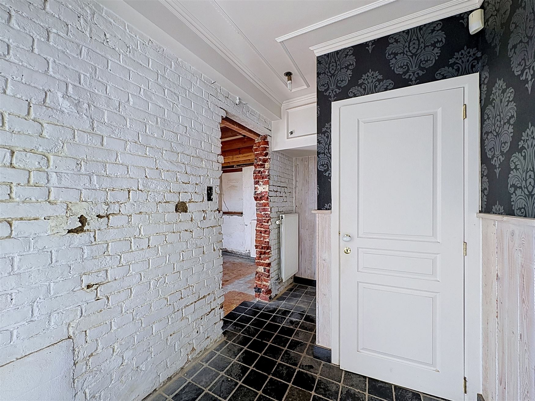 Wie ruimte, rust én renovatiepotentieel zoekt, vindt in de Maagdenstraat 63 in Ronse een bijzonder interessante basis. Rustig gelegen nabij het Muzie...