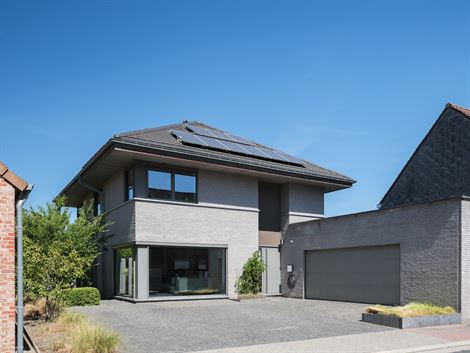Licht, ruimte en een sterke dosis wooncomfort. Deze woning in Zingem, deelgemeente van Kruisem, heeft alles in huis voor een gezin dat graag groots wo...
