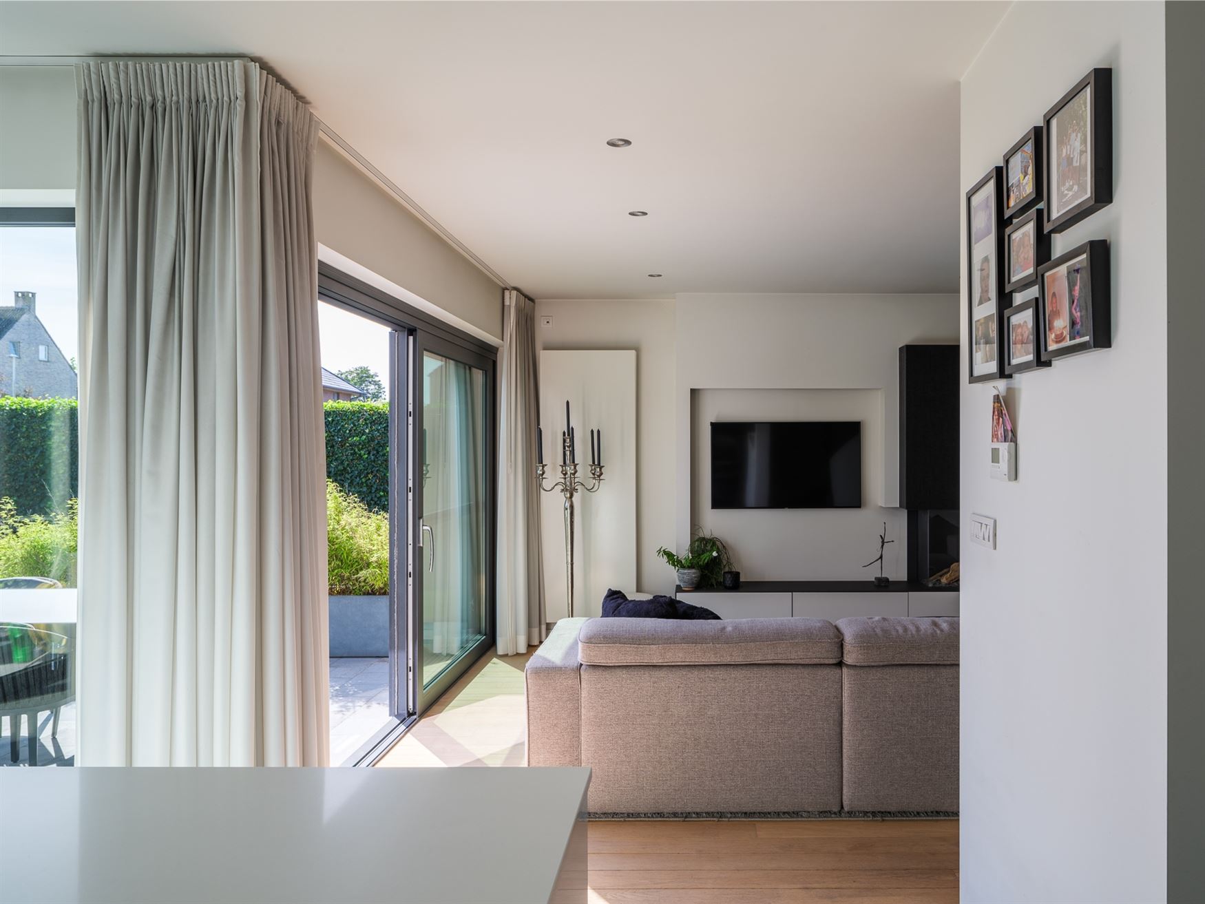 Instapklaar wonen met je eigen zomerplek in de tuin. In het rustige Vaarlaars in Lochristi ligt deze verzorgde halfopen gezinswoning uit 2011. Een ste...