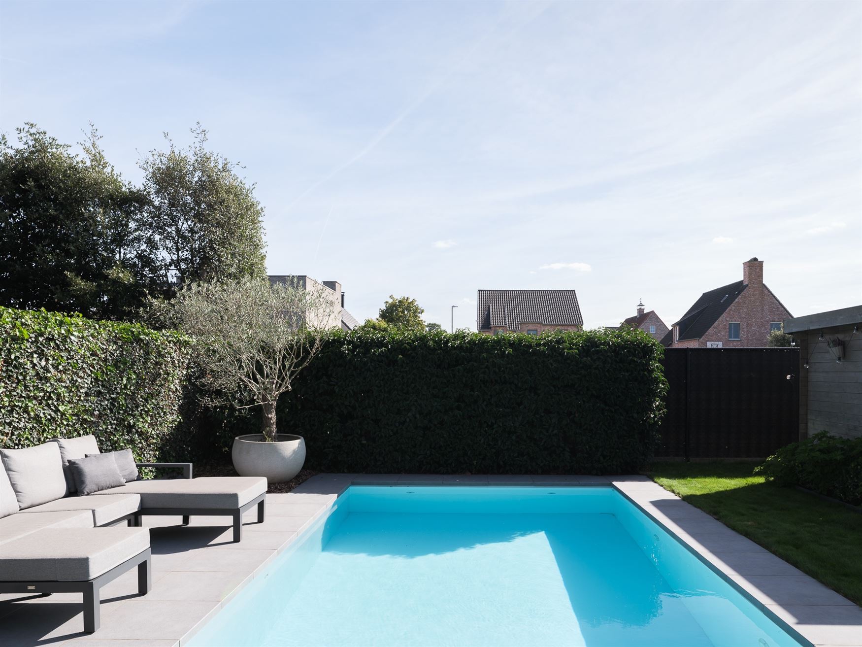 Instapklaar wonen met je eigen zomerplek in de tuin. In het rustige Vaarlaars in Lochristi ligt deze verzorgde halfopen gezinswoning uit 2011. Een ste...