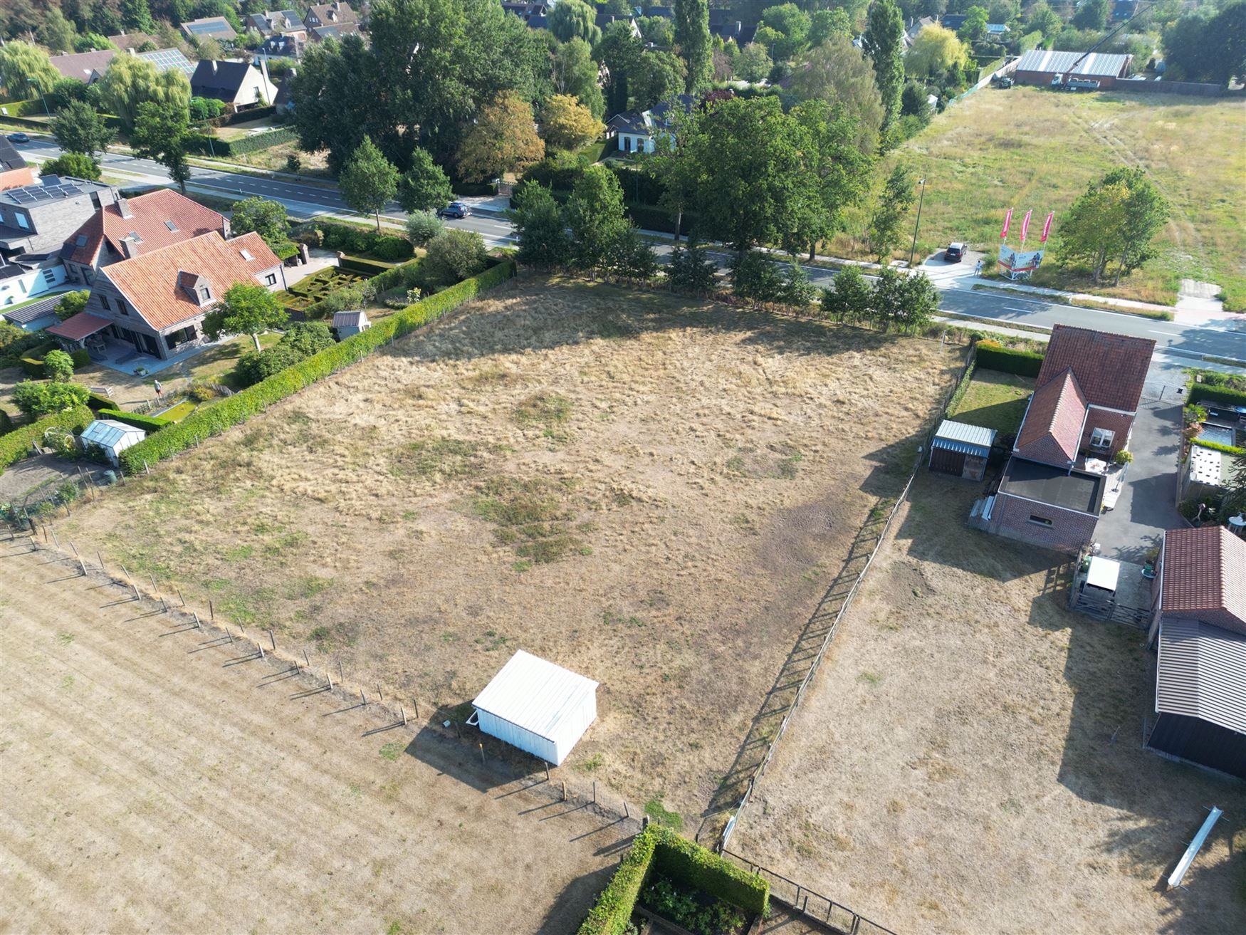 Soms vind je je droomwoning niet. Dan creëer je ze beter zelf.

Langs de Steenweg op Deinze in Aalter liggen twee identieke bouwgronden van elk maa...