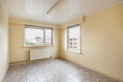 Drie slaapkamers, een royaal ruimtegevoel én de tram naar Gent op wandelafstand. Dit appartement in Zwijnaarde biedt veel meer dan de buitenkant doet...