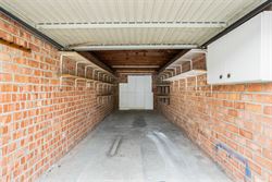 Drie slaapkamers, een royaal ruimtegevoel én de tram naar Gent op wandelafstand. Dit appartement in Zwijnaarde biedt veel meer dan de buitenkant doet...